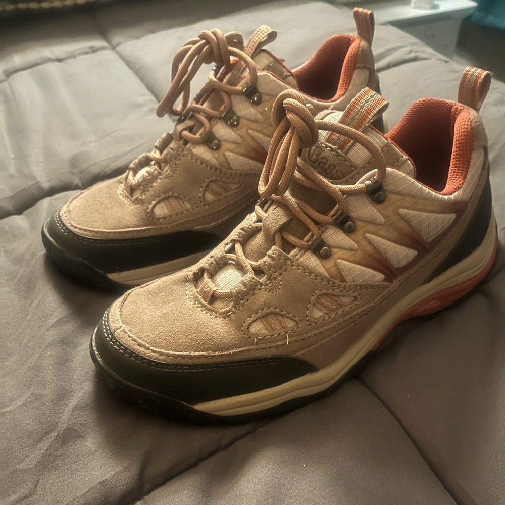 G.H. Bass Tan Langley Trail Women's Walking / Hiking Shoe. Women’s size 9. NWOT